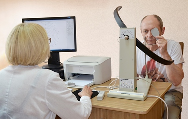 Проведение диагностики полей зрения с применением аппарата "ПЕРИСКАН" совместно с компьютером.
